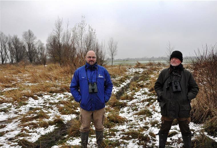 Klaus Meyer (links) zählt auf der Kleinensieler Plate Vögel. Unser Bild zeigt Klaus Meyer mit Franz-Otto Müller, dem Koordinator der Wasser- und Watvogelzählung in der Wesermarsch.