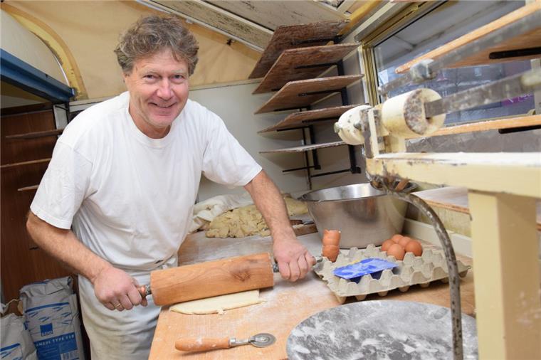 Klaus Otto Brunke aus Nordenham-Einswarden in seiner Schmalzkuchenbäckerei bei der Arbeit.