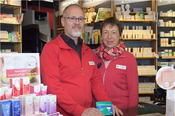 Klaus-Peter und Erika Miéville beraten die Kunden ihrer „Rosen-Apotheke“ individuell, beispielsweise wenn Bluthochdruck-Patienten zusätzliche Medikamente benötigen. 