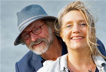 Klaus-Peter Wolf ist wieder auf Lesereise, Bettina Göschl sorgt für die Musik. 