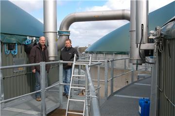 Klaus Schröder (rechts) und Stefan Fitschen-Hobbeling, Geschäftsführer der Biogasanlage in Malstedt, wollen direkt daneben die Pilotanlage für die Nährstoff-Rückgewinnung bauen lassen.