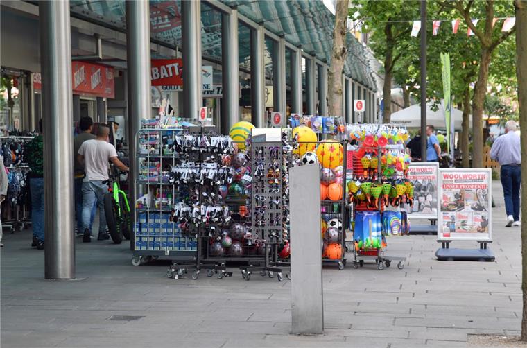 Was künftig in der Bremerhavener Innenstadt erlaubt und verboten ist Kleiderständer und Container mit Billigware dürfen schon jetzt eigentlich nur in einem halben Meter Entfernung zum Geschäft aufgestellt werden. Dennoch werden sie oft weit in den öffentlichen Straßenraum hineingeschoben. Das soll untersagt werden. Foto Scheschonka