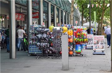 Kleiderständer und Container mit Billigware dürfen schon jetzt eigentlich nur in einem halben Meter Entfernung zum Geschäft aufgestellt werden. Dennoch werden sie oft weit in den öffentlichen Straßenraum hineingeschoben. Das soll untersagt werden. Foto Scheschonka