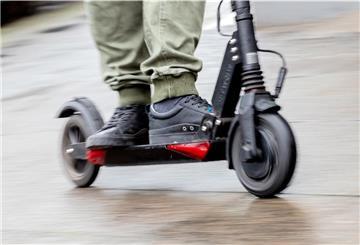 Ein Fahrer auf einem E-Scooter