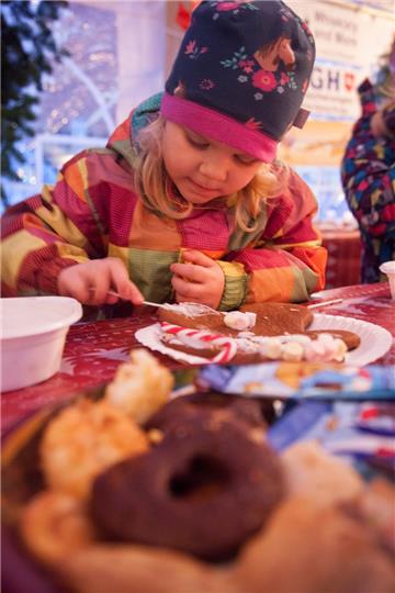 Kleine Kinder ganz groß, hieß es beim Adventsmarkt rund um das Spadener Feuerweh...