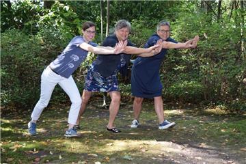 Kleine Kostprobe für die Gesundheitswoche: Martina Hanke, Ingrid Sandhop und Helga Dipke (von links) üben sich schon mal im Qigong in Thieles Garten.
