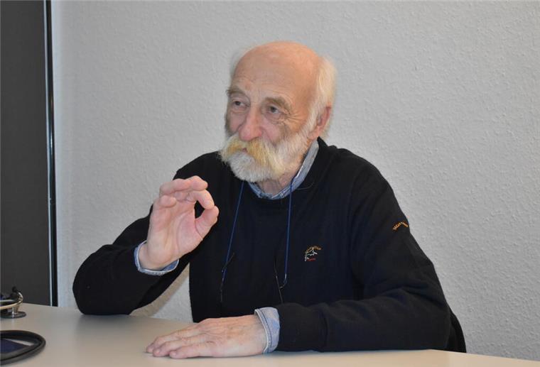 Kleine Untersuchungen wie Blutdruck-Kontrolle, Blutabnahme oder Wundversorgung kann Dr. Reinhard Kliem in der provisorischen Praxis im Evangelischen Gemeindehaus in Stotel erledigen. Und natürlich das Wichtigste: das Gespräch mit dem Patienten.