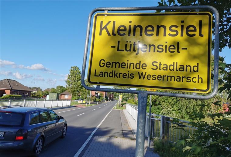 Kleinensiel zeigt, wie es geht: Der Plattdeutschbeauftragte Hans Meinen möchte sich unter anderem dafür einsetzen, dass alle Ortsschilder in der Wesermarsch zweisprachig werden.