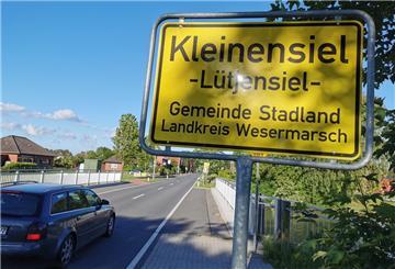 Kleinensiel zeigt, wie es geht: Der Plattdeutschbeauftragte Hans Meinen möchte sich unter anderem dafür einsetzen, dass alle Ortsschilder in der Wesermarsch zweisprachig werden.