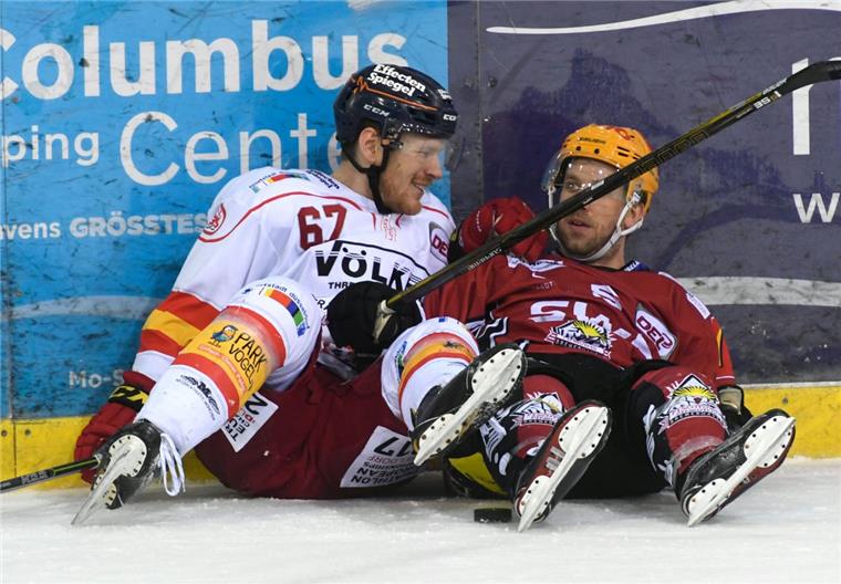 Pinguins wollen den Düsseldorf-Fluch beenden Kleiner Plausch zwischen Eishockey-Kollegen: DEG-Verteidiger Bernhard Ebner (links) und Pinguins-Stürmer Cory Quirk.
