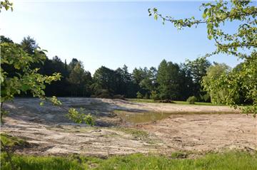 Kleiner See, großer Blickfang: Das Gelände, auf dem Haus Karolinenhöhe und Schwesternwohnheim standen, ist jetzt freigeräumt.