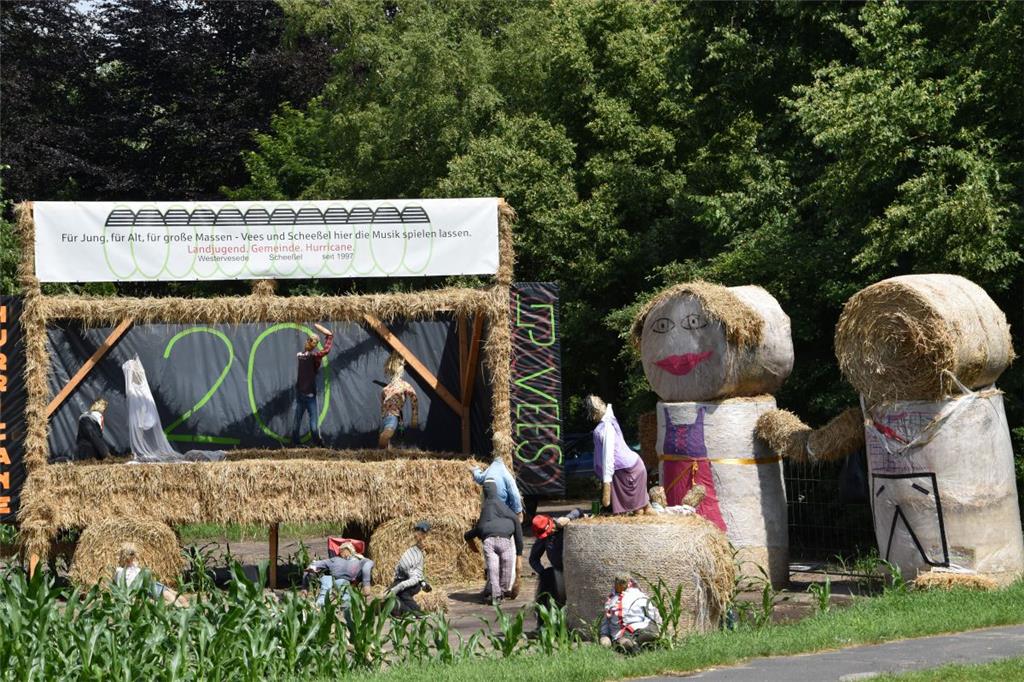 Kleiner Willkommensgruß der Einheimischen auf dem Weg zum Festivalgelände. 