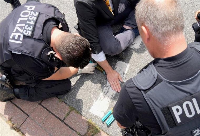 Klimaaktivisten hatten sich im Juni 2023 mit ihren Handflächen in Bremen am Asphalt festgeklebt. (Symbolbild)
