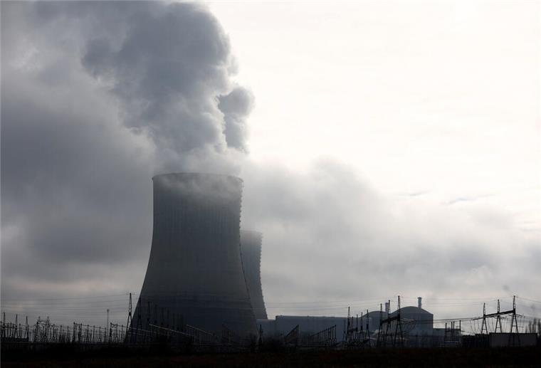 Zurück zur Atomkraft? Klimaanlagen und KI lassen Energiebedarf steigen ARCHIV - 15.12.2024, Frankreich, Civaux: Zwei Kühltürme des Kernkraftwerks Civaux in Zentralfrankreich. Klimaanlagen, Künstliche Intelligenz und andere Stromfresser haben den weltweiten Energiebedarf im vergangenen Jahr überdurchschnittlich stark steigen lassen. (zu dpa: «Klimaanlagen und KI treiben Energiebedarf - mehr Atomkraft») Foto: Romain Perrocheau/AFP/dpa +++ dpa-Bildfunk +++