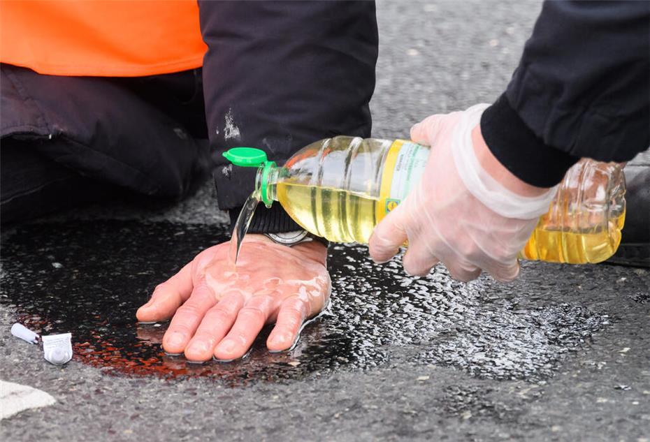 „Klimakleber“ sorgen in Bremen für Verkehrsbehinderungen.