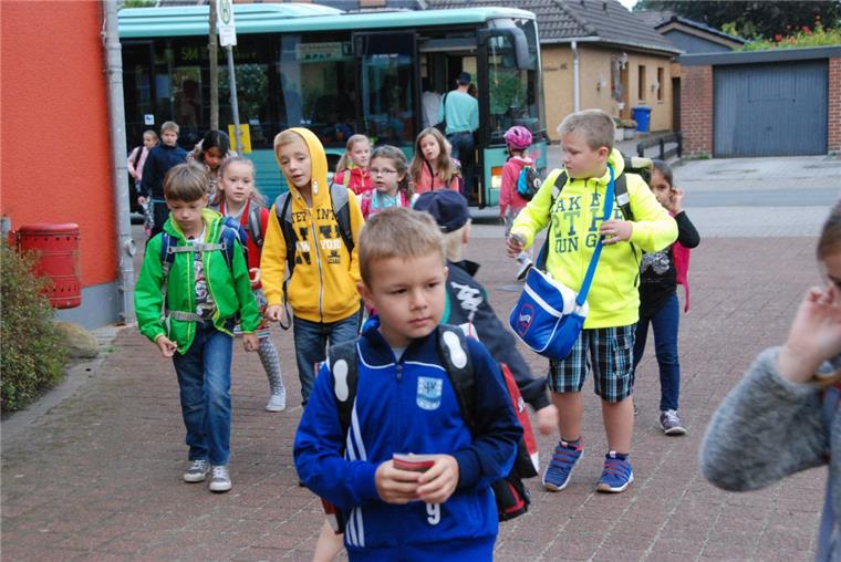 Stoteler Klima-Kinder verzichten auf das Mama-Taxi Klimaschonend: Viele Schüler kommen mit dem Bus und nicht im Mama-Taxi aus den umliegenden Ortschaften in die Stoteler Grundschule.