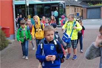 Klimaschonend: Viele Schüler kommen mit dem Bus und nicht im Mama-Taxi aus den umliegenden Ortschaften in die Stoteler Grundschule.