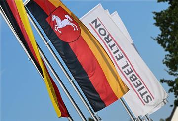 Eine Flagge mit dem Niedersachsenross und dem Logo der Firma Stiebel Eltron im Solling wehen vor deren Haupteingang. Am Abend besucht Bundesumweltminister Habeck das Unternehmen. Stiebel Eltron hat sich auf die Entwicklung und Produktion von Systemen zur Nutzung erneuerbarer Energien, Wärmepumpen, Warmwasserbereitern und Raumheizgeräten spezialisiert. (zu dpa: ««Superprodukt Made in Germany»: Habeck preist die Wärmepumpe»)
