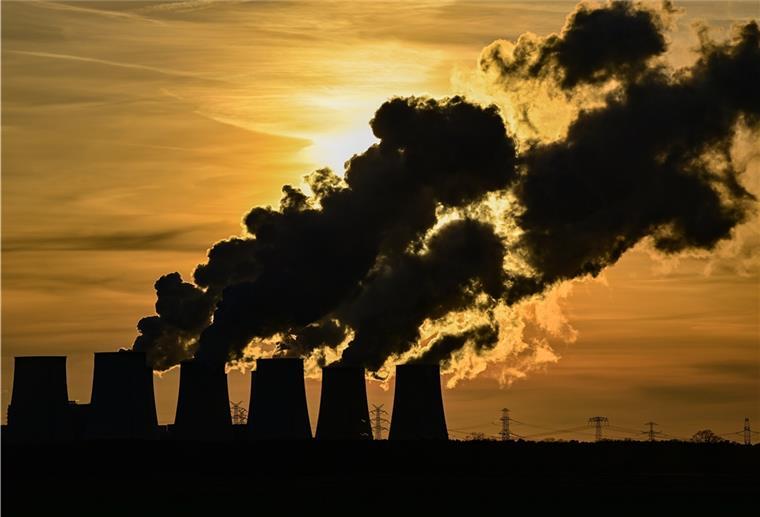 Deutschland verfehlt Klimaziel - Corona-Vorsprung wieder verloren Wasserdampf steigt vor Sonnenuntergang aus den Kühltürmen des Braunkohlekraftwerks Jänschwalde der Lausitz Energie Bergbau AG (LEAG).