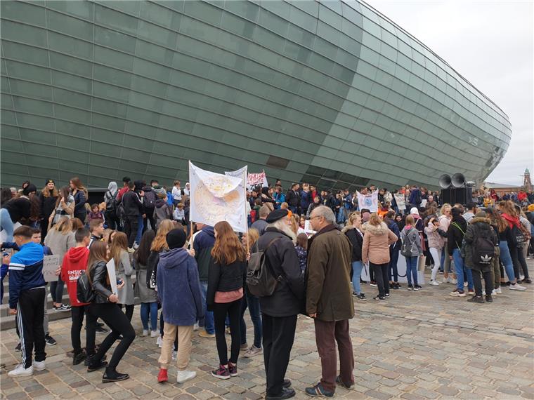 Klimastreik in Bremerhaven: So lief die Demonstration Klimastreik in Bremerhaven: Die Demonstrations-Teilnehmer treffen sich vor dem Klimahaus.