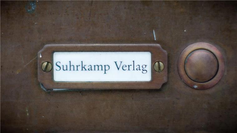 Möhrle übernimmt Suhrkamp komplett - Unselds Witwe hört auf Klingelschild mit Verlagsname