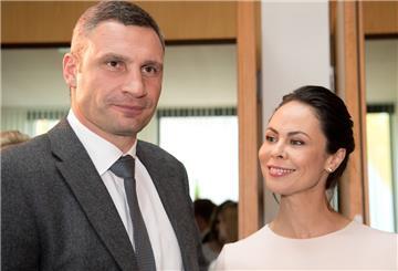 Vitali Klitschko, Bürgermeister von Kiew und ehemaliger Boxer, und seine Frau Natalia stehen bei einem Empfang zum Eurovision Song Contest (ESC) in der Deutschen Botschaft.