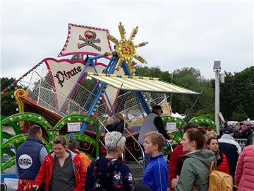 Klönen, bummeln und die Atmosphäre genießen: Beim Sandstedter Hafenfest ist alle...