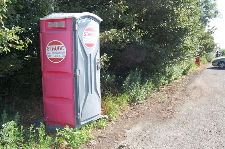 Klohäuschen und Mülleimer sollen auf dem Parkplatz vor dem Fähranleger für mehr Sauberkeit sorgen. 