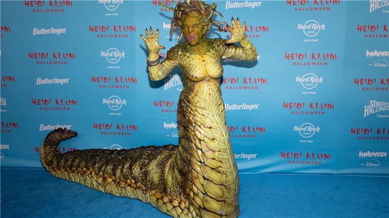 Heidi Klum als monströse Medusa - Tom zu Stein erstarrt Klum gilt als Queen of Halloween.