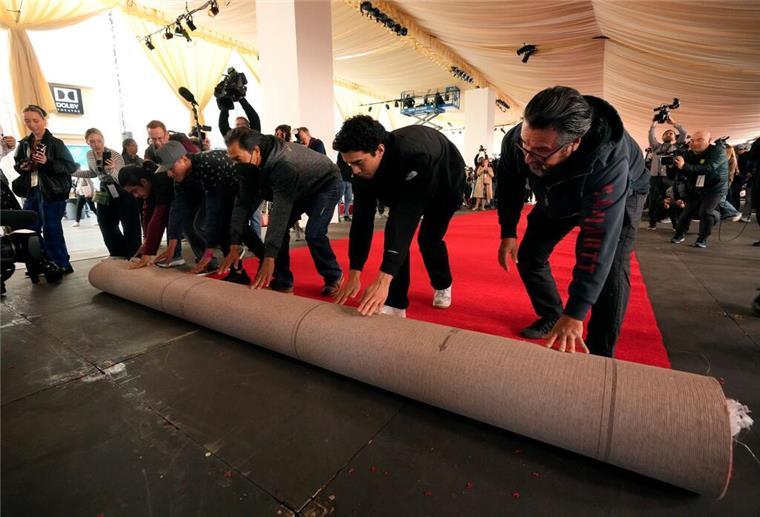 Countdown in Hollywood - Roter Teppich für Oscars ausgerollt Knapp 100 Meter lang und gut zehn Meter breit bedeckt der Teppich ein Stück des sonst stark befahrenen Hollywood Boulevards.
