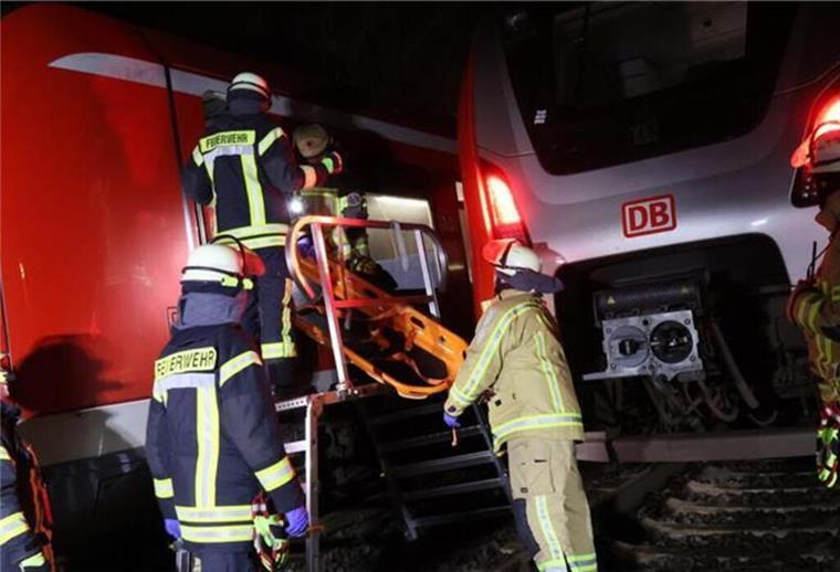 Knapp 150 Fahrgäste mussten evakuiert werden.