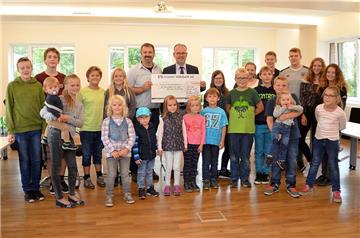 Knapp 19 Kilometer sind Kinder beim Sponsorenschwimmen in Kirchtimke geschwommen. Den Erlös haben sie jetzt an Samtgemeindebürgermeister Frank Holle übergeben.