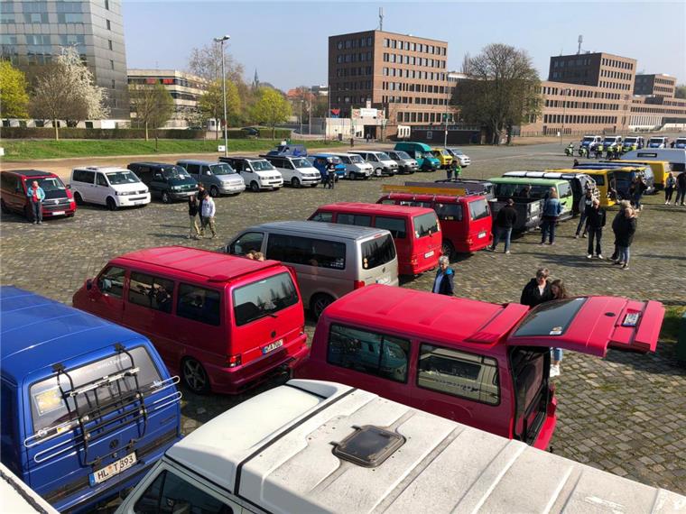 Beeindruckende Atmosphäre bei Bulli-Demo in Hannover Knapp 200 VW-Bullis haben an der Demonstration in Hannover teilgenommen.