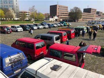 Knapp 200 VW-Bullis haben an der Demonstration in Hannover teilgenommen.