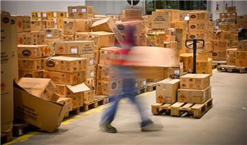 Knapp 3000 Produkte sind bei der Firma Comet mit Sitz in Weddewarden gelistet. 40 000 Sendungen müssen auf den Weg gebracht werden.
