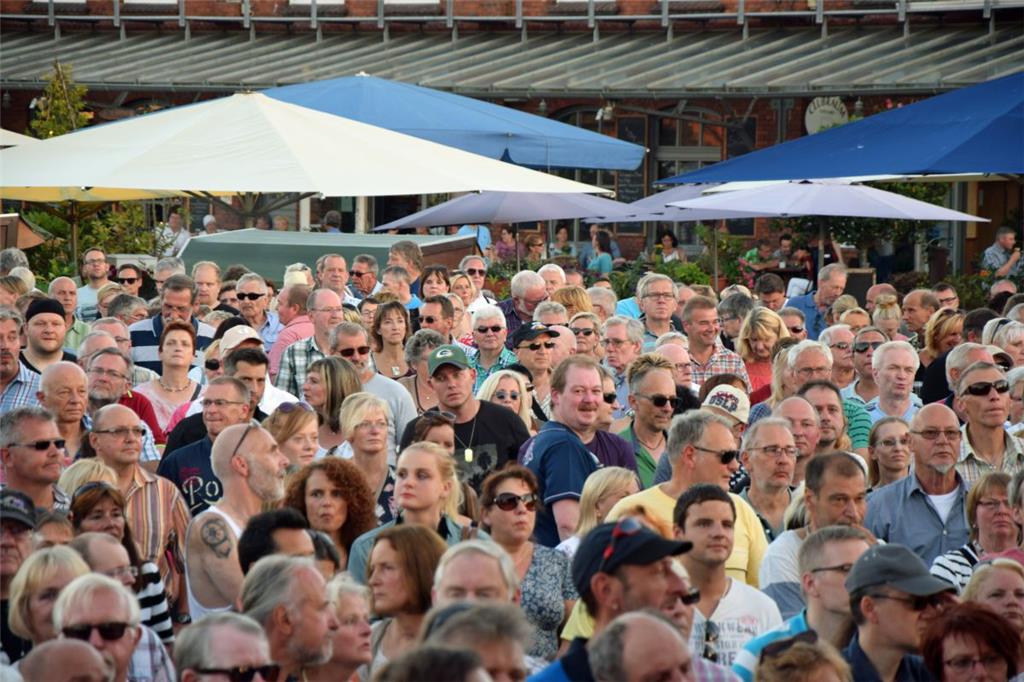 Knapp 4000 Besucher waren beim Musiksommer im Schaufenster Fischereihafen. Auf d...
