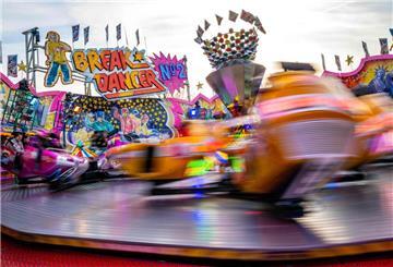 Das Fahrgeschäft "Breakdancer" dreht sich auf der Osterwiese.