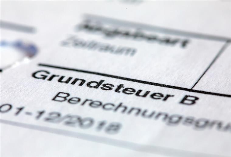 Viele Grundsteuererklärungen fehlen noch - Frist läuft ab Ein Abgabenbescheid für die Entrichtung der Grundsteuer liegt auf einem Schreibtisch.