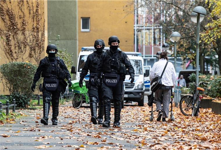Knapp ein Jahr nach dem Kunstdiebstahl im Dresdner Grünen Gewölbe hat die Polizei am Dienstagmorgen in Berlin drei Tatverdächtige festgenommen. Seit dem Morgen wurden insgesamt 18 Objekte durchsucht.