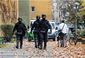 Knapp ein Jahr nach dem Kunstdiebstahl im Dresdner Grünen Gewölbe hat die Polizei am Dienstagmorgen in Berlin drei Tatverdächtige festgenommen. Seit dem Morgen wurden insgesamt 18 Objekte durchsucht.