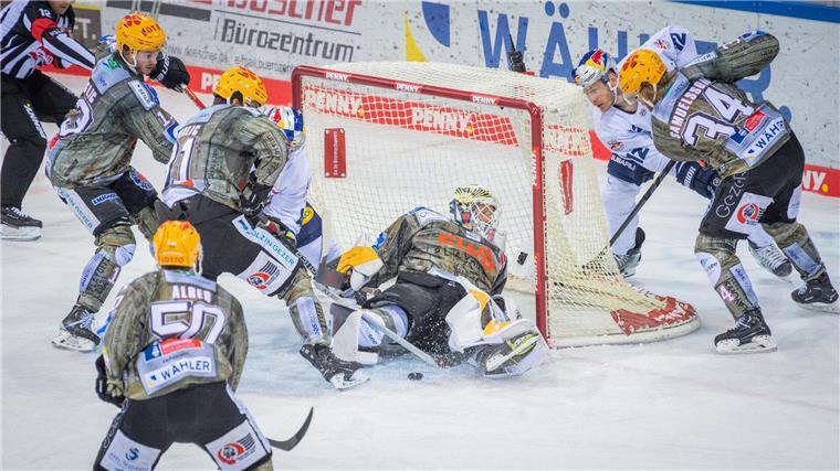 Großer Kampf, knappe Niederlage: Pinguins sind aus den Playoffs ausgeschieden Knapp gehaltener Puck durch Maximilian Franzreb (Mitte) durch Unterstützung von Ziga Jeglic, Miha Verlic, Patch Alber und Philip Samuelsson (von links).
