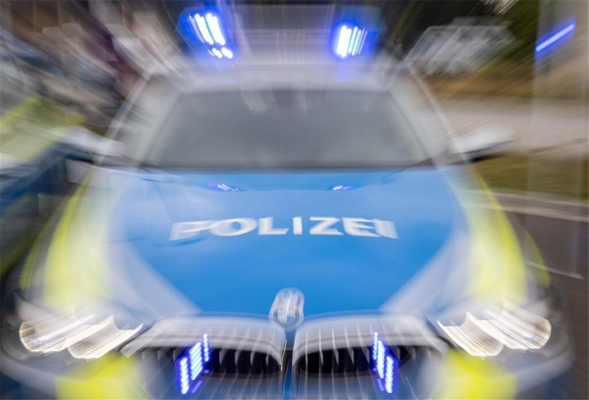  Ein Streifenwagen der Polizei mit eingeschaltetem Blaulicht. 