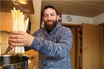 Kochen mit Sti(e)l: Wochenmarkt-Kunde Marcel Freund gibt die frischen Stangen in den Kochtopf – am besten ohne Zucker und Salz.