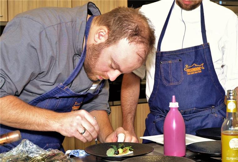 Bremerhaven: Feinkostunternehmen stellt die Matjes-Trends vor Kochen oder Kunst? Koch des Jahres 2017 Jan Pettke kreierte im Seefischkochstudio in Bremerhaven einen exklusiven Matjes mit Preiselbeeren, Rotkraut und Dill.