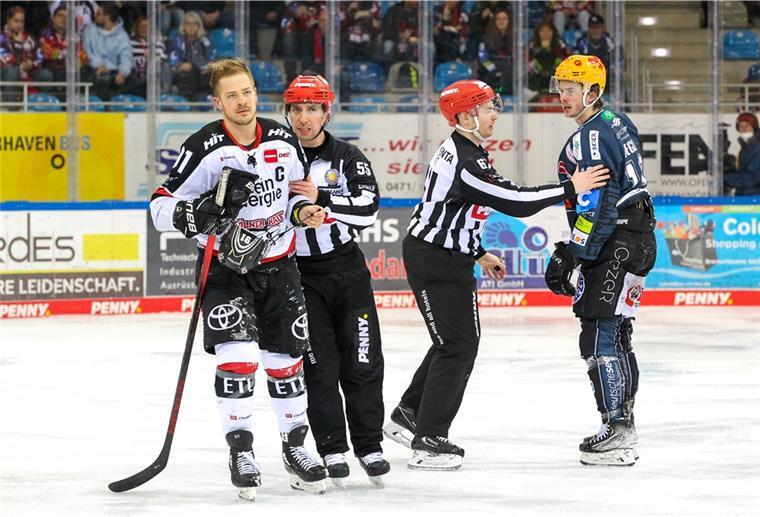 Kölns Moritz Müller (links) und Ziga Jeglic von den Fischtown Pinguins gerieten sich in die Haare.