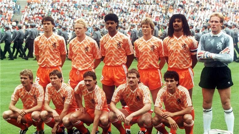 Niederlande nach Österreich-Pleite: „Neues Turnier beginnt“ Koeman (stehend, 4.v.l.) kehrt in München an einen besonderen Ort zurück.