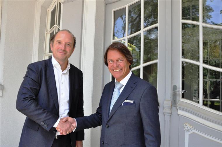 Koen Demesmaeker (rechts) wird neuer Geschäftsführer der Nordenhamer Bleihütte. Das Bild zeigt ihn mit seinem Vorgänger Matthias Compes.
