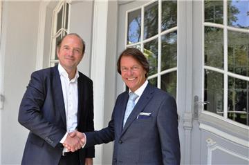 Koen Demesmaeker (rechts) wird neuer Geschäftsführer der Nordenhamer Bleihütte. Das Bild zeigt ihn mit seinem Vorgänger Matthias Compes.