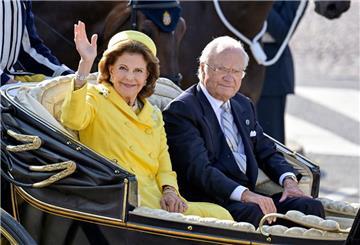 König Carl XVI. Gustaf von Schweden (r) und Königin Silvia von Schweden werden während der Feierlichkeiten durch die Stockholmer Innenstadt gefahren.
