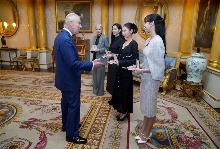 König Charles III. ehrt Blackpink im Buckingham Palast.
